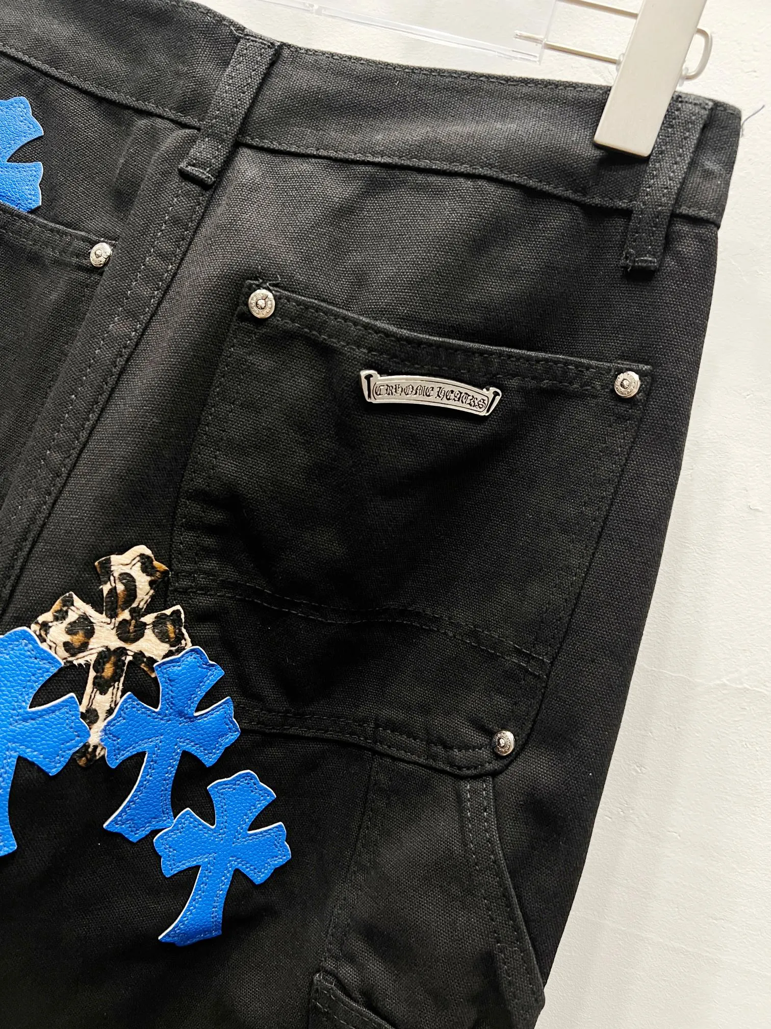 P290 Style No.: (r031) chrome hearts Top Cow King F&F Limited to friends and family 1of1 Carhartt base version Jeans Three-dimensional version Loose and comfortable, not picky about body shape Look taller and slimmer Factory Seiko Original factory quality control Same style for men and women Can be matched with couples Versatile recommendation Must-have jeans for all seasons Hipsters have been disappointed From the quality selection of fabrics, the tailoring of details, and the matching of patterns are impeccable! The upper body is so handsome when worn...it can be easily worn by men, women and children! The craftsmanship is made of heavy-duty washed pure cotton denim fabric. After washing, it is soft and thick and looks very stylish when worn. Size: 28, 30, 32, 34, 36 (S-XXL) Color: black